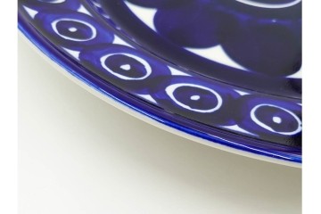 フィンランド　ARABIA(アラビア)　Valencia(バレンシア)　Ulla Procope(ウラ・プロコッペ)　約33cm　一つ一つ丁寧に絵付けされた意匠が美しいプレート　外箱付き　(R-085882)