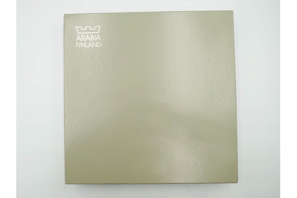 フィンランド　ARABIA(アラビア)　Valencia(バレンシア)　Ulla Procope(ウラ・プロコッペ)　約33cm　一つ一つ丁寧に絵付けされた意匠が美しいプレート　外箱付き　(R-085882)