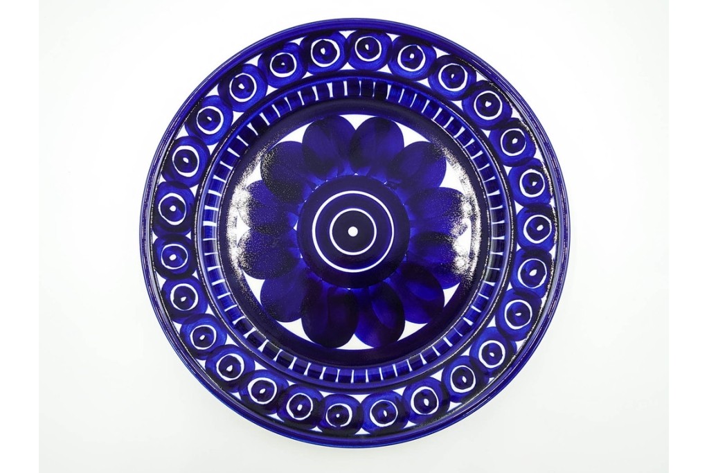 フィンランド　ARABIA(アラビア)　Valencia(バレンシア)　Ulla Procope(ウラ・プロコッペ)　約33cm　一つ一つ丁寧に絵付けされた意匠が美しいプレート　外箱付き　(R-085882)