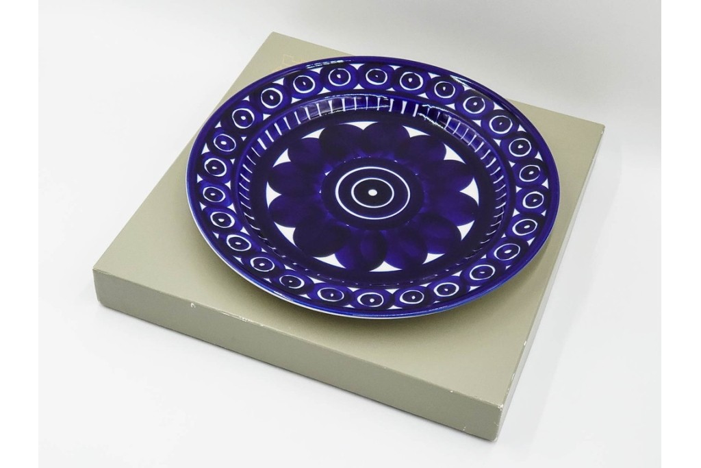 フィンランド　ARABIA(アラビア)　Valencia(バレンシア)　Ulla Procope(ウラ・プロコッペ)　約33cm　一つ一つ丁寧に絵付けされた意匠が美しいプレート　外箱付き　(R-085882)