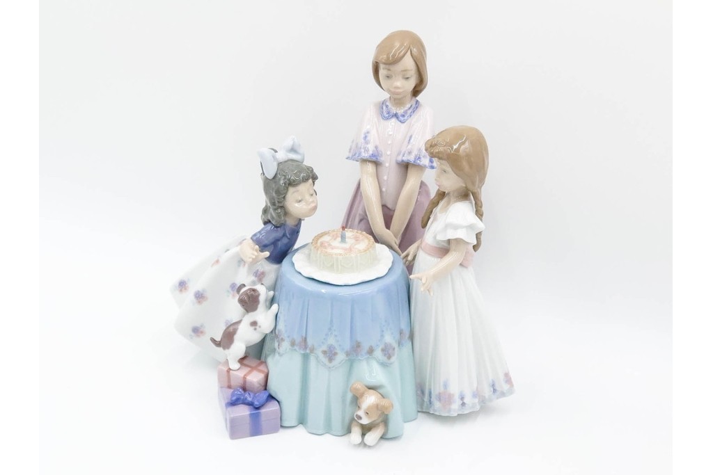 スペイン製　LLADRO(リヤドロ)　「MAKING A WISH」　バースデーケーキを囲む少女と犬の情景が愛らしい誕生日パーティーのフィギュリン　外箱付き　(R-085883)
