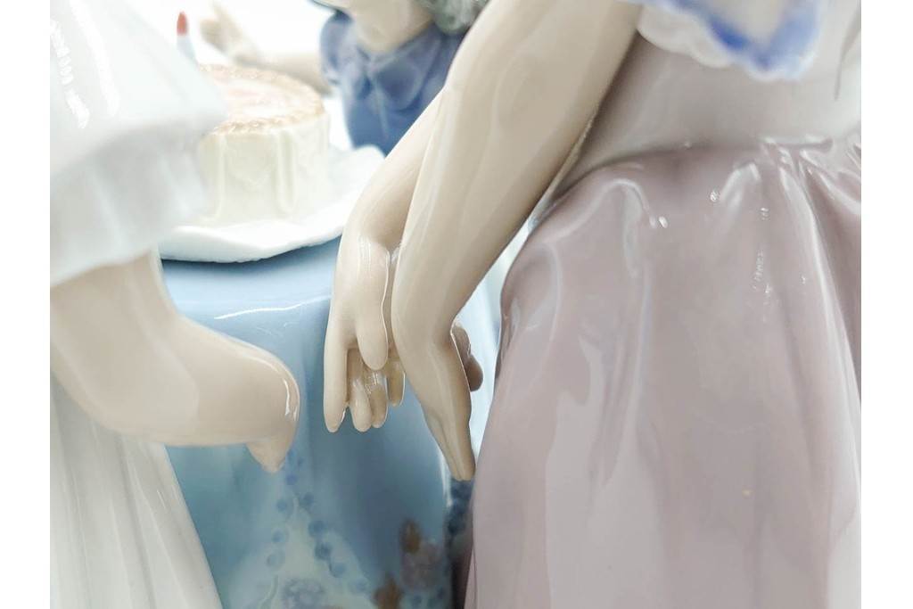 スペイン製　LLADRO(リヤドロ)　「MAKING A WISH」　バースデーケーキを囲む少女と犬の情景が愛らしい誕生日パーティーのフィギュリン　外箱付き　(R-085883)