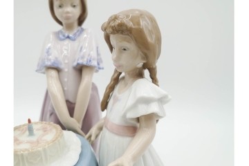 スペイン製　LLADRO(リヤドロ)　「MAKING A WISH」　バースデーケーキを囲む少女と犬の情景が愛らしい誕生日パーティーのフィギュリン　外箱付き　(R-085883)