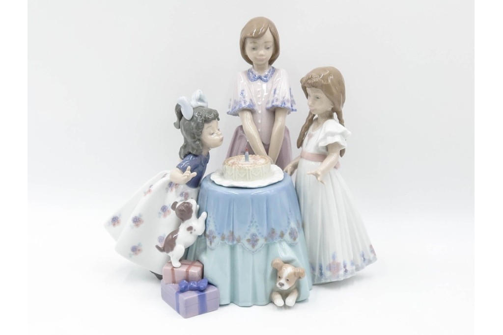 スペイン製　LLADRO(リヤドロ)　「MAKING A WISH」　バースデーケーキを囲む少女と犬の情景が愛らしい誕生日パーティーのフィギュリン　外箱付き　(R-085883)