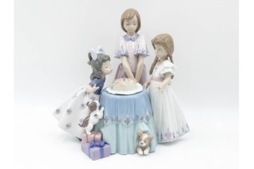 スペイン製　LLADRO(リヤドロ)　「MAKING A WISH」　バースデーケーキを囲む少女と犬の情景が愛らしい誕生日パーティーのフィギュリン　外箱付き　(R-085883)