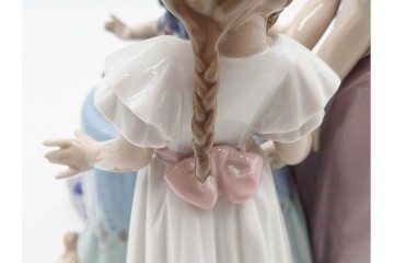 スペイン製　LLADRO(リヤドロ)　「MAKING A WISH」　バースデーケーキを囲む少女と犬の情景が愛らしい誕生日パーティーのフィギュリン　外箱付き　(R-085883)