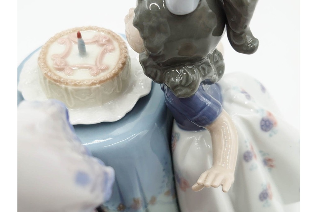 スペイン製　LLADRO(リヤドロ)　「MAKING A WISH」　バースデーケーキを囲む少女と犬の情景が愛らしい誕生日パーティーのフィギュリン　外箱付き　(R-085883)