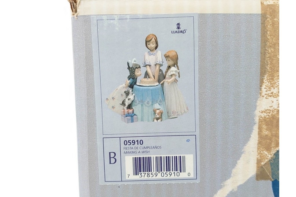 スペイン製　LLADRO(リヤドロ)　「MAKING A WISH」　バースデーケーキを囲む少女と犬の情景が愛らしい誕生日パーティーのフィギュリン　外箱付き　(R-085883)