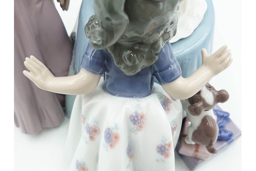 スペイン製　LLADRO(リヤドロ)　「MAKING A WISH」　バースデーケーキを囲む少女と犬の情景が愛らしい誕生日パーティーのフィギュリン　外箱付き　(R-085883)