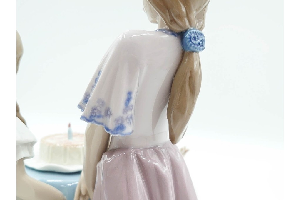 スペイン製　LLADRO(リヤドロ)　「MAKING A WISH」　バースデーケーキを囲む少女と犬の情景が愛らしい誕生日パーティーのフィギュリン　外箱付き　(R-085883)