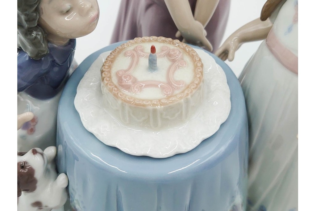 スペイン製　LLADRO(リヤドロ)　「MAKING A WISH」　バースデーケーキを囲む少女と犬の情景が愛らしい誕生日パーティーのフィギュリン　外箱付き　(R-085883)
