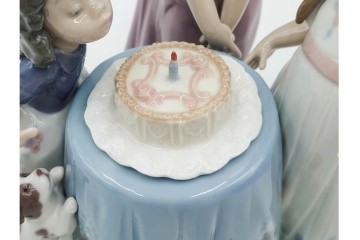 スペイン製　LLADRO(リヤドロ)　「MAKING A WISH」　バースデーケーキを囲む少女と犬の情景が愛らしい誕生日パーティーのフィギュリン　外箱付き　(R-085883)