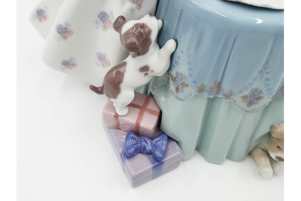 スペイン製　LLADRO(リヤドロ)　「MAKING A WISH」　バースデーケーキを囲む少女と犬の情景が愛らしい誕生日パーティーのフィギュリン　外箱付き　(R-085883)