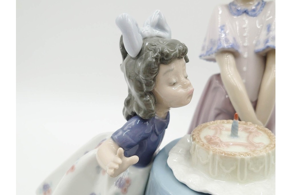 スペイン製　LLADRO(リヤドロ)　「MAKING A WISH」　バースデーケーキを囲む少女と犬の情景が愛らしい誕生日パーティーのフィギュリン　外箱付き　(R-085883)