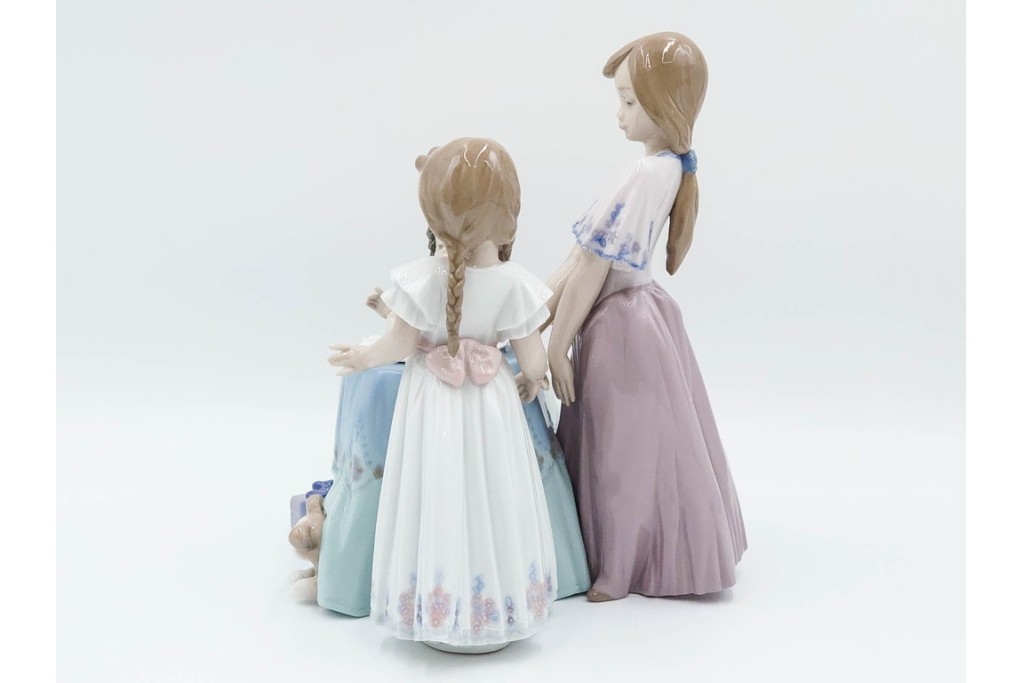 スペイン製　LLADRO(リヤドロ)　「MAKING A WISH」　バースデーケーキを囲む少女と犬の情景が愛らしい誕生日パーティーのフィギュリン　外箱付き　(R-085883)