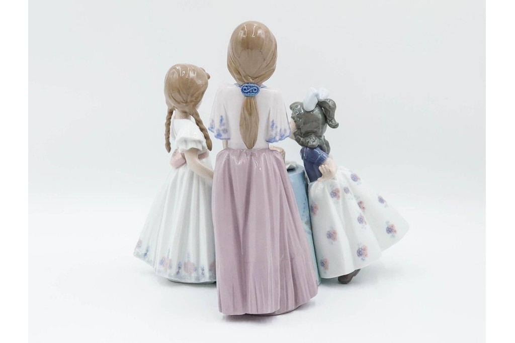 スペイン製　LLADRO(リヤドロ)　「MAKING A WISH」　バースデーケーキを囲む少女と犬の情景が愛らしい誕生日パーティーのフィギュリン　外箱付き　(R-085883)