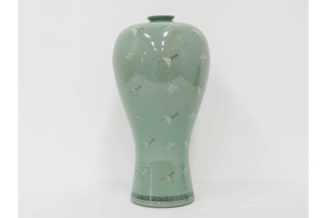 韓国人間文化財(人間国宝)　柳海剛(柳根瀅)　高麗青磁　象嵌　高さ約37㎝　雲鶴文を配した格調高い梅瓶　共箱付き　(R-085885)