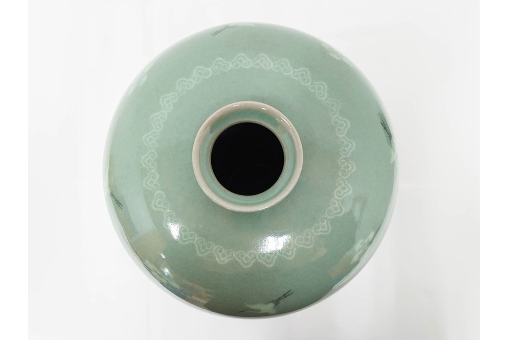 韓国人間文化財(人間国宝)　柳海剛(柳根瀅)　高麗青磁　象嵌　高さ約37㎝　雲鶴文を配した格調高い梅瓶　共箱付き　(R-085885)