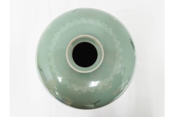 韓国人間文化財(人間国宝)　柳海剛(柳根瀅)　高麗青磁　象嵌　高さ約37㎝　雲鶴文を配した格調高い梅瓶　共箱付き　(R-085885)