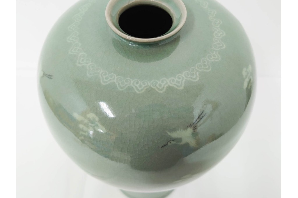 韓国人間文化財(人間国宝)　柳海剛(柳根瀅)　高麗青磁　象嵌　高さ約37㎝　雲鶴文を配した格調高い梅瓶　共箱付き　(R-085885)