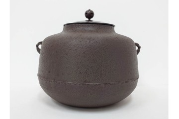 人間国宝　釜師 高橋敬典　端正な造形が際立つ利休好の阿弥陀堂釜　共箱付き　(R-085886)