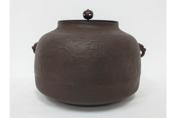 鋳師 般若勘渓(昭三)　時代写　浜風に揺れる松を表した浜松文真ノ釜　共箱付き　(R-085887)