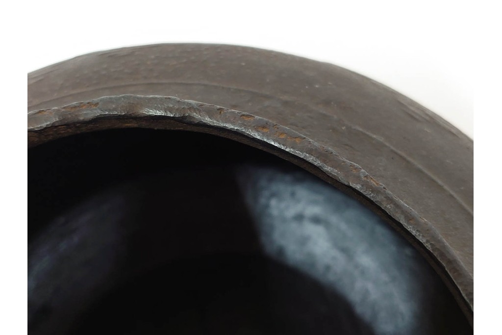 鋳師 般若勘渓(昭三)　時代写　浜風に揺れる松を表した浜松文真ノ釜　共箱付き　(R-085887)