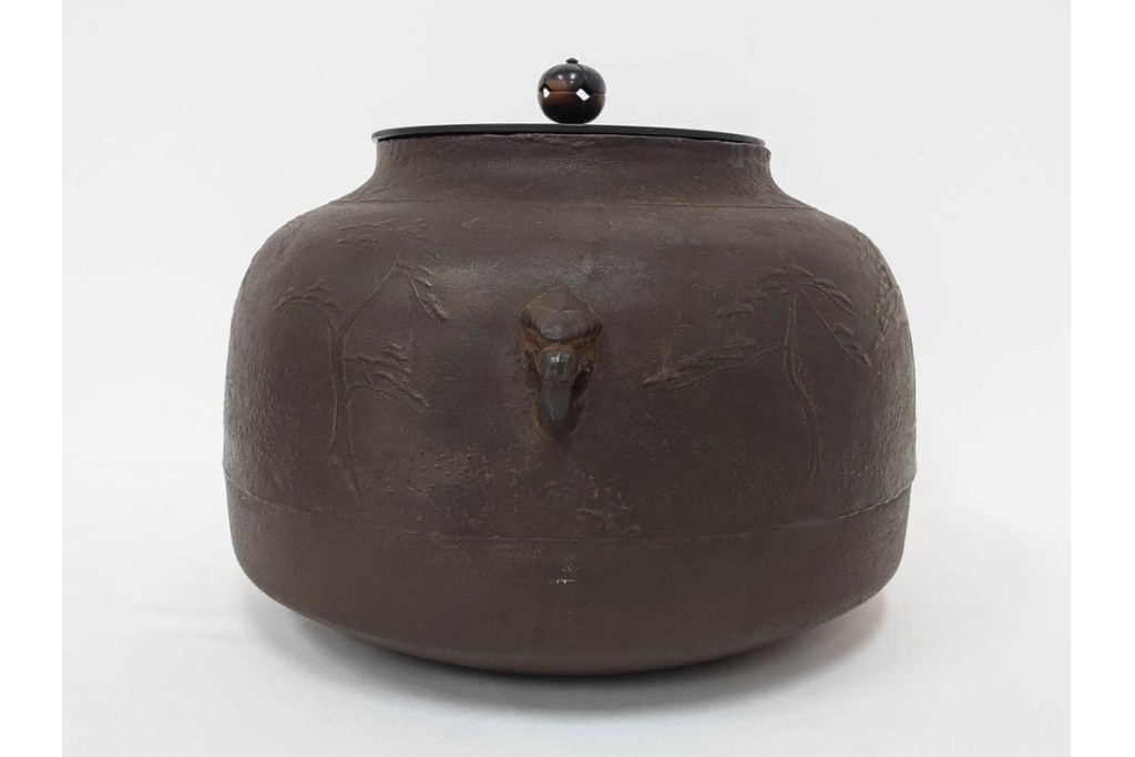 鋳師 般若勘渓(昭三)　時代写　浜風に揺れる松を表した浜松文真ノ釜　共箱付き　(R-085887)