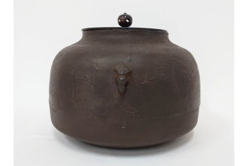 鋳師 般若勘渓(昭三)　時代写　浜風に揺れる松を表した浜松文真ノ釜　共箱付き　(R-085887)