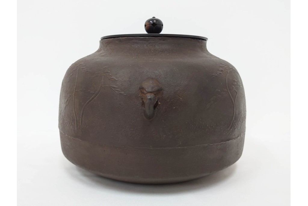 鋳師 般若勘渓(昭三)　時代写　浜風に揺れる松を表した浜松文真ノ釜　共箱付き　(R-085887)