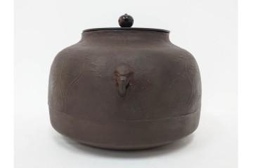 鋳師 般若勘渓(昭三)　時代写　浜風に揺れる松を表した浜松文真ノ釜　共箱付き　(R-085887)