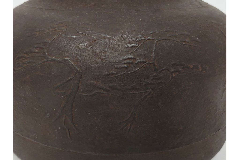 鋳師 般若勘渓(昭三)　時代写　浜風に揺れる松を表した浜松文真ノ釜　共箱付き　(R-085887)