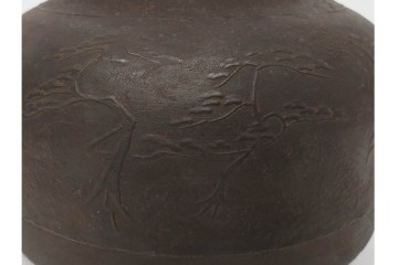 鋳師 般若勘渓(昭三)　時代写　浜風に揺れる松を表した浜松文真ノ釜　共箱付き　(R-085887)