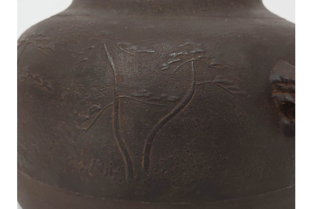 鋳師 般若勘渓(昭三)　時代写　浜風に揺れる松を表した浜松文真ノ釜　共箱付き　(R-085887)