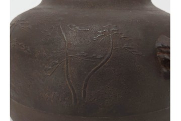 鋳師 般若勘渓(昭三)　時代写　浜風に揺れる松を表した浜松文真ノ釜　共箱付き　(R-085887)