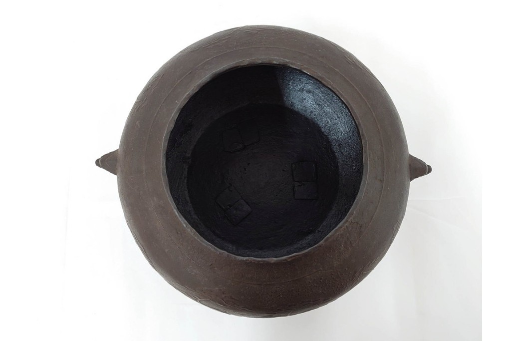 鋳師 般若勘渓(昭三)　時代写　浜風に揺れる松を表した浜松文真ノ釜　共箱付き　(R-085887)