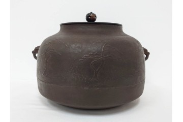 鋳師 般若勘渓(昭三)　時代写　浜風に揺れる松を表した浜松文真ノ釜　共箱付き　(R-085887)