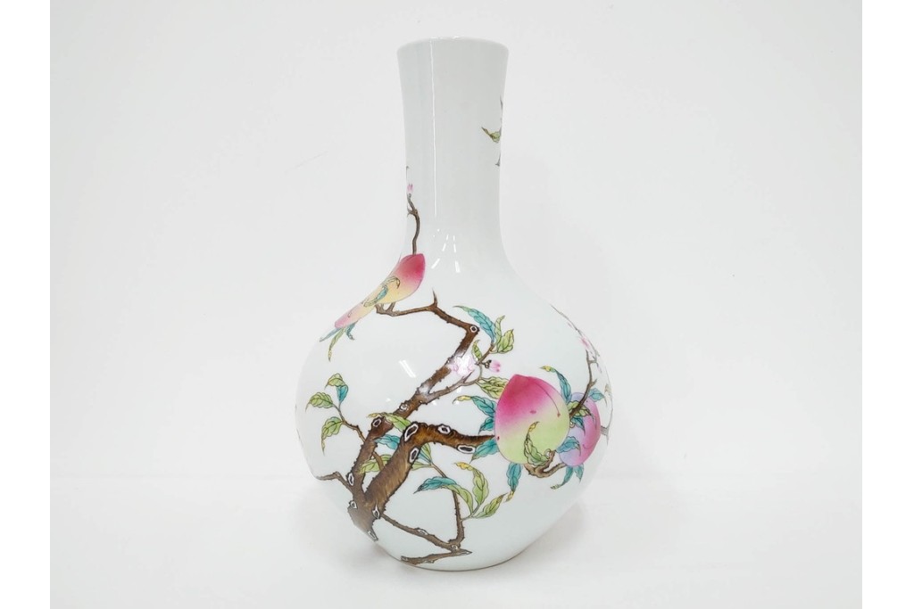 中国　景徳鎮御窯　高さ約35cm　華やかな意匠の粉彩六桃紋天球瓶　故宮博物院証明書・外箱付き　(R-085888)