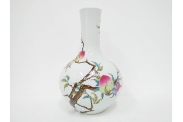 中国　景徳鎮御窯　高さ約35cm　華やかな意匠の粉彩六桃紋天球瓶　故宮博物院証明書・外箱付き　(R-085888)