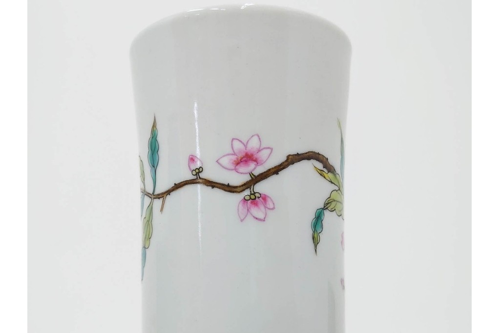 中国　景徳鎮御窯　高さ約35cm　華やかな意匠の粉彩六桃紋天球瓶　故宮博物院証明書・外箱付き　(R-085888)