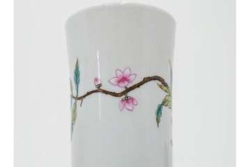 中国　景徳鎮御窯　高さ約35cm　華やかな意匠の粉彩六桃紋天球瓶　故宮博物院証明書・外箱付き　(R-085888)