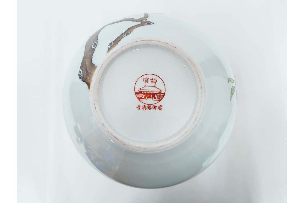 中国　景徳鎮御窯　高さ約35cm　華やかな意匠の粉彩六桃紋天球瓶　故宮博物院証明書・外箱付き　(R-085888)