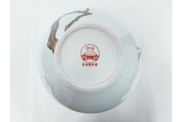 中国　景徳鎮御窯　高さ約35cm　華やかな意匠の粉彩六桃紋天球瓶　故宮博物院証明書・外箱付き　(R-085888)