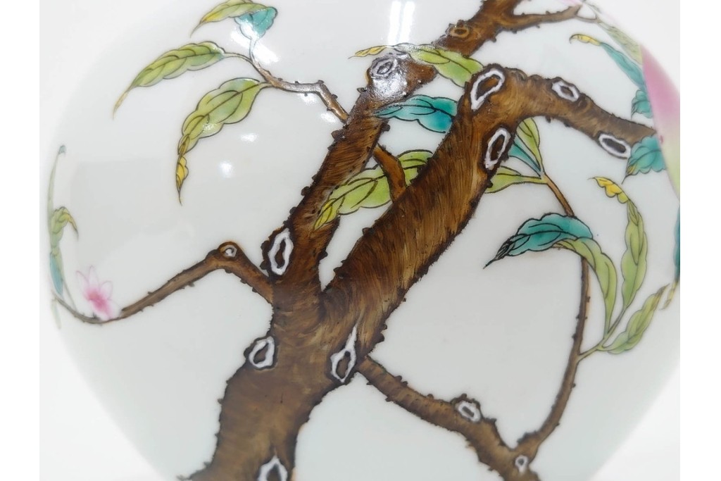 中国　景徳鎮御窯　高さ約35cm　華やかな意匠の粉彩六桃紋天球瓶　故宮博物院証明書・外箱付き　(R-085888)