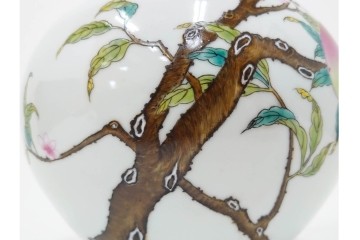 中国　景徳鎮御窯　高さ約35cm　華やかな意匠の粉彩六桃紋天球瓶　故宮博物院証明書・外箱付き　(R-085888)