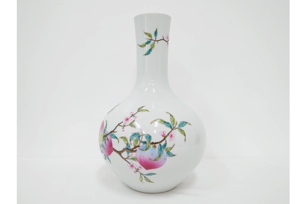 中国　景徳鎮御窯　高さ約35cm　華やかな意匠の粉彩六桃紋天球瓶　故宮博物院証明書・外箱付き　(R-085888)