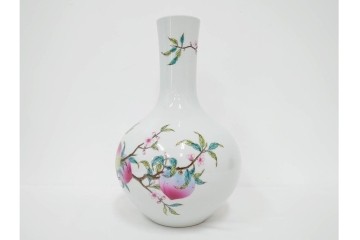 中国　景徳鎮御窯　高さ約35cm　華やかな意匠の粉彩六桃紋天球瓶　故宮博物院証明書・外箱付き　(R-085888)