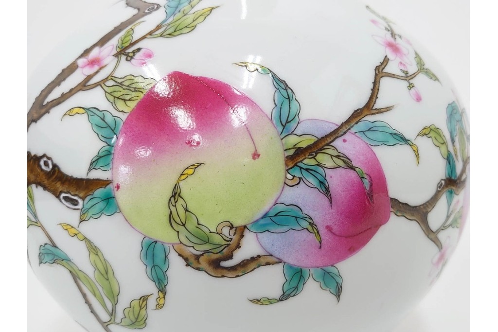 中国　景徳鎮御窯　高さ約35cm　華やかな意匠の粉彩六桃紋天球瓶　故宮博物院証明書・外箱付き　(R-085888)