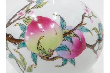 中国　景徳鎮御窯　高さ約35cm　華やかな意匠の粉彩六桃紋天球瓶　故宮博物院証明書・外箱付き　(R-085888)