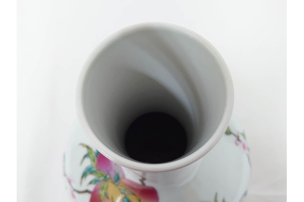 中国　景徳鎮御窯　高さ約35cm　華やかな意匠の粉彩六桃紋天球瓶　故宮博物院証明書・外箱付き　(R-085888)